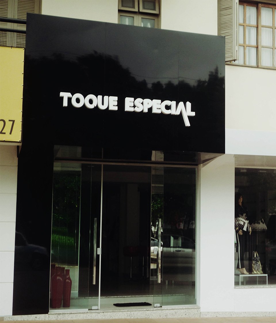 Fachada em ACM Preto